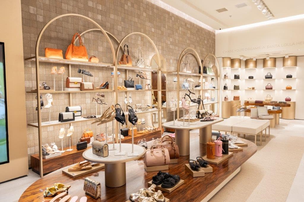 Interior da loja Santa Lolla no MorumbiShopping, com expositores em arco