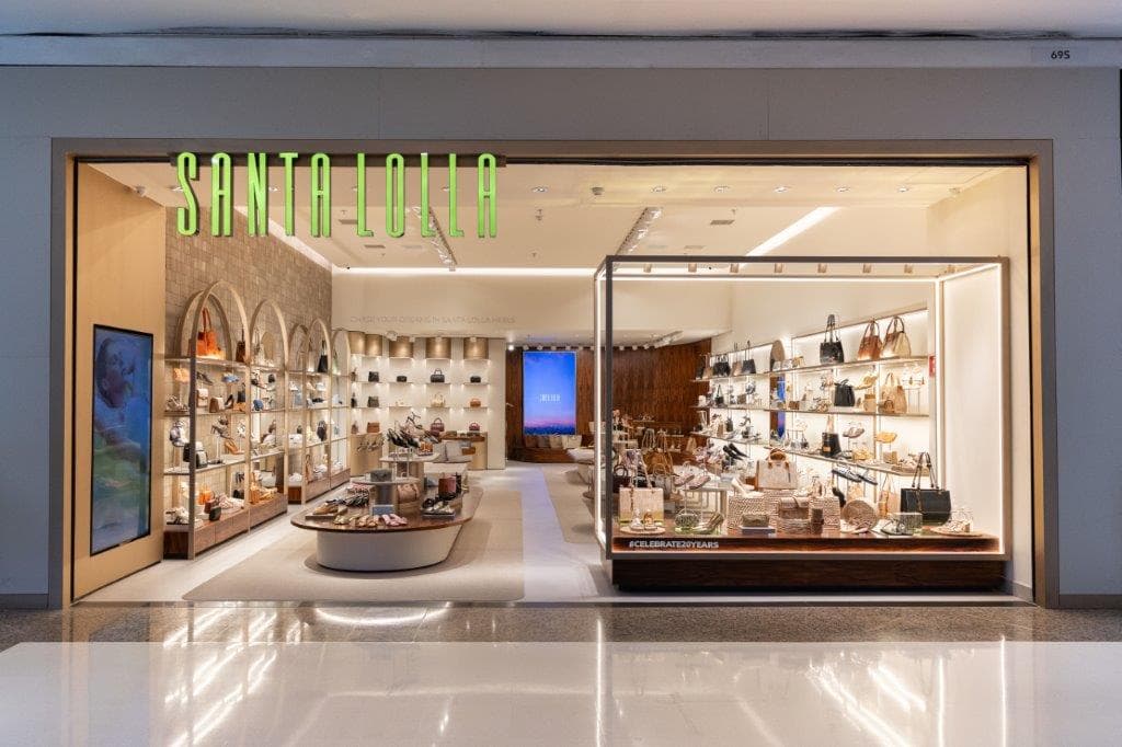 Vitrine da loja vista do corredor do shopping